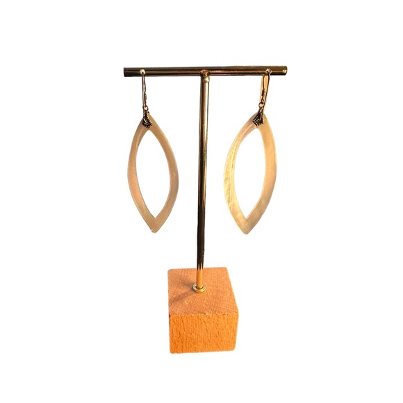 Carved mother of pearl shell earrings marked 925 - Picture 4 of 11